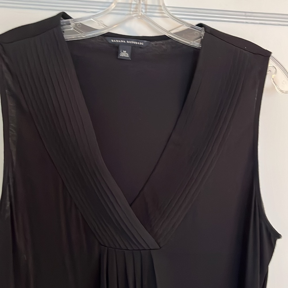 Dressy tank with elegant pleated v-neck black Women’s size M Banana Republic